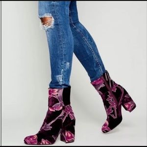 Steve Madden Floral Velvet Boots Sz 7